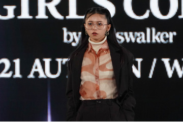 【TGC2021】乃木坂46 齋藤飛鳥、メガネスタイルでウォーキングを披露…久保史緒里、山下美月、梅澤美波、与田祐希、遠藤さくらも出演 画像