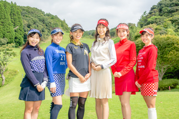 坪井ミサト、美脚露出の白のミニスカ姿でゴルフ対決！ 画像