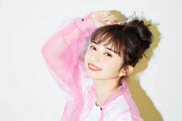 人気声優・小宮有紗、表紙&巻頭で超絶カワイイグラビア 画像