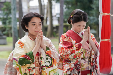 上白石萌音と小野花梨の振り袖オフショットが公開に 画像