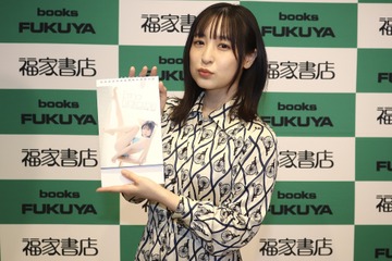 中﨑絵梨奈、カレンダーで“えりなポーズ⁉「セクシーに撮れた」 画像