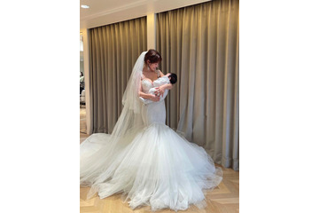 くみっきー、愛息子を抱いたウエディングドレス姿を公開 画像