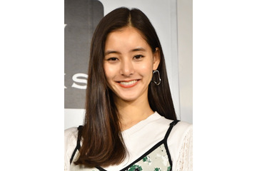 新木優子、スリットから美脚チラリ！「国宝級美人」「ドキドキが止まらない」 画像