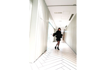 高岡早紀、黒のミニドレス＆黒タイツではしゃぐ姿を披露！「細くて綺麗な脚」「可愛～い！」 画像