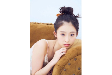 井本彩花、SNSで透明感あふれるカレンダーのアザーカット公開 画像