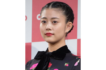 高畑充希、美背中露出の原色美女図鑑オフショット公開! 画像