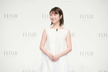 浜辺美波、新ミューズに就任発表会に爽やかな白のワンピース姿で登場 画像