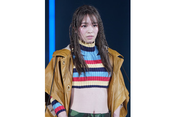 【TGC 2022 S/S】横田真悠、ミニ丈トップス&迷彩柄ショートパンツで颯爽とランウェイ 画像