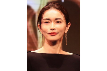 長谷川京子、180度の見事な開脚姿を披露「身体やわらかすぎ」「すごく綺麗」 画像