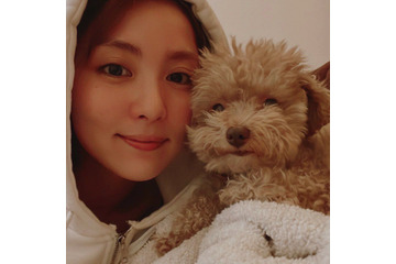 石川恋、愛犬・チェルシーと可愛すぎる密着ショット！ 画像