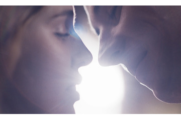 秘密の恋人が1枚1枚服を脱がせていく……映画『帰らない日曜日』官能的な本編映像が公開 画像