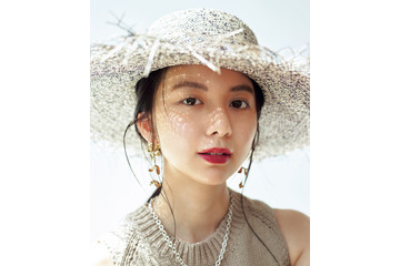 上白石萌歌、真っ赤なリップでイメージガラリ!女性誌企画で夏メイク6パターン披露 画像