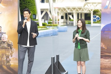 鈴木亮平&今田美桜、ディズニーランドでのイベントにワクワク!新作アニメ『バズ・ライトイヤー』アピール 画像