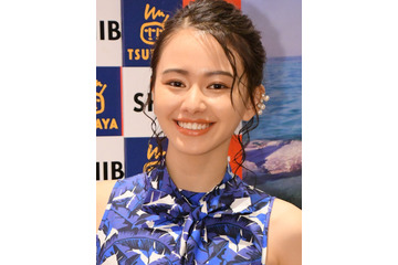 山本舞香、キッチンでセクシーに大胆足見せ!「美脚すぎ!」の声 画像