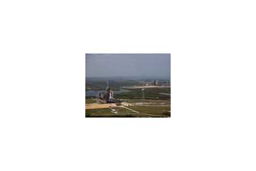 2機のスペースシャトルが発射台に!NASA、移動する「エンデバー」の動画を公開 画像