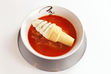 ソフトクリーム入り!?衝撃ラーメンが期間限定で再販! 画像