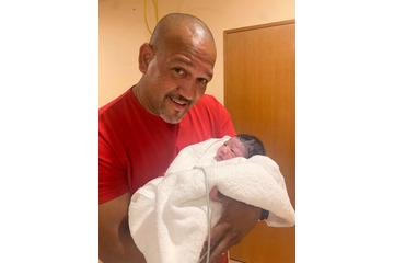 ラミレス妻・美保さん、「パパにそっくり」な第4子男児出産！ 画像