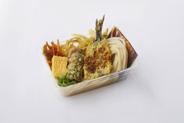 「丸亀うどん弁当」に新作!脂がのった「いわし天うどん弁当」、清涼感ある「豚しゃぶおろしうどん弁当」 画像