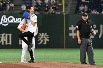 菜々緒、背番号770で始球式!バッターボックスの古田も菜々緒ポーズで 画像