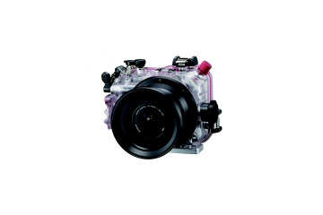 オリンパス、デジタル一眼レフカメラ「E-300」用の防水プロテクタを発売 画像