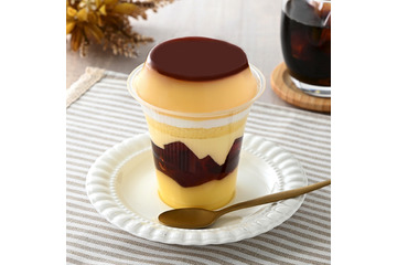 ファミマからプリンをまるごと1個のせた「窯出しプリンのパフェ」登場 画像