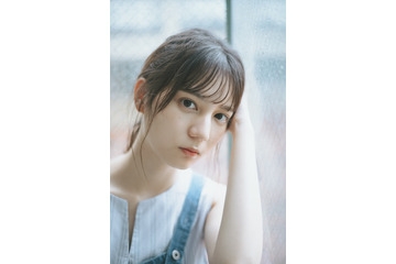 日向坂46・小坂菜緒、復帰後初ソロ表紙!ハタチ迎える直前にグラビア撮! 画像