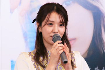 櫻坂46・小林由依、写真集発売で書店巡り実施!パネルにメッセージを入れる様子などが公開に 画像
