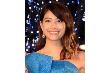 森星、驚きのセクシードレス！見えそう？な際どいデザイン 画像