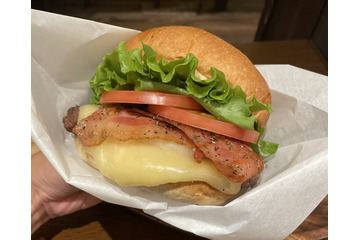 【実食】クア・アイナから、はじめてスモークチーズを使用したバーガーが期間限定登場！ 画像