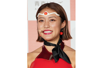 王林、りんごウーマン衣装で格好よくキメる！走る姿にファンは複雑 画像