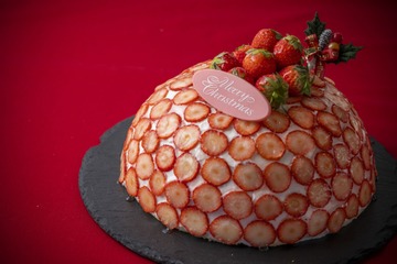いちごづくしのクリスマスケーキの予約開始!100粒のいちごを使用したケーキも登場 画像