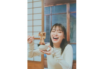 内田理央、絶品京風すき焼きにご満悦「ご褒美すぎる！」……キュートな連載カットを公開 画像