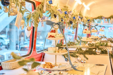 日本初、アフタヌーンティーバスツアーが運行！クリスマス感たっぷりの特別仕様 画像