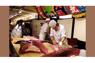 横浜みなとみらい 万葉倶楽部で人気イベント「マグロ解体ショー」年末年始も開催 画像