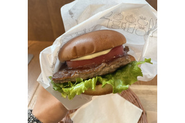 【実食】一頭買いの贅沢を堪能！モスバーガー100万食限定の黒毛和牛バーガー 画像