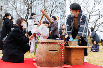 六本木ヒルズ屋上庭園で新春恒例「もちつき」イベント 画像
