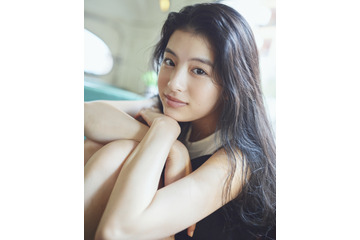 出口夏希、1st写真集発売決定!沖縄のビーチで健康的な美脚披露! 画像