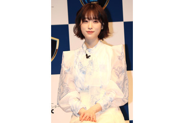 高橋ひかる、“清涼感ある”白のシースルーコーデでイベントに登壇! 画像