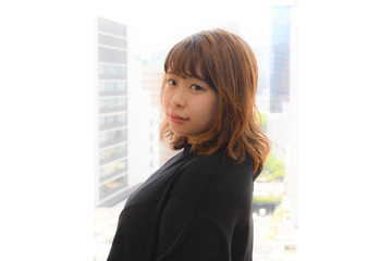 餅田コシヒカリ、着替えが面倒で下着のままリモート出演　手づかみで食事！？ 画像