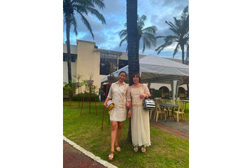 高橋メアリージュン、ミニワンピで美脚披露！ドレス姿の母と2ショット公開 画像