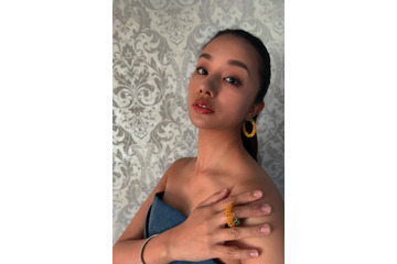 高橋メアリージュン、デコルテセクシーなワンピース姿公開 画像