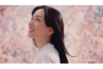 永野芽郁、桜を背景に美しい“絹髪”披露！ 画像