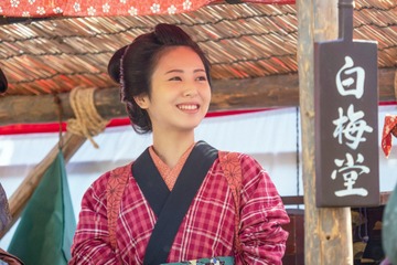 浜辺美波、『らんまん』クランクインの日にガッツポーズ! 画像