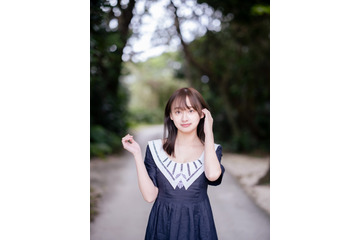 日向坂46・影山優佳、思い入れのある紺色ワンピショット公開!1st写真集から先行カット解禁 画像