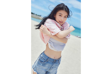 出口夏希、1st写真集で見せる等身大の魅力！天真爛漫な素顔やヘルシー美脚も 画像