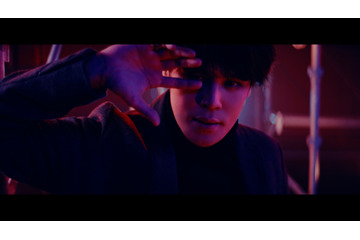 宮野真守、23rdシングル「Quiet explosion」MV公開!鉄骨セット背景に情熱的&妖艶な表情 画像