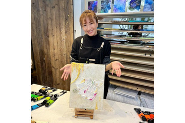 新山千春、絵画教室で“テクスチャーアート”に挑戦！「目の前のことだけに集中できる心地よい時間」 画像