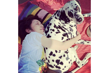 高岡早紀、愛犬とテラスで日向ぼっこ!ファン「ホッコリ」「気持ちよさそう~」 画像