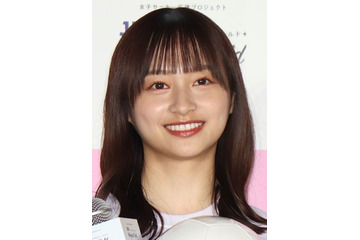 日向坂46・影山優佳、大胆カット公開!ランジェリー姿でPCチェック 画像