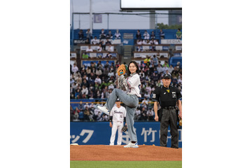 工藤綾乃「200点です!」……始球式でノーバン投球成功し大喜び! 画像